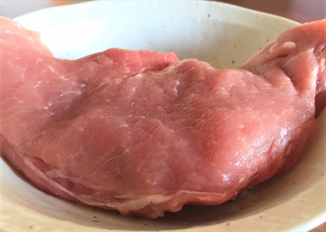 パルシステム「日本のこめ豚」の肉を広げた画像-アップ（180ｇ）
